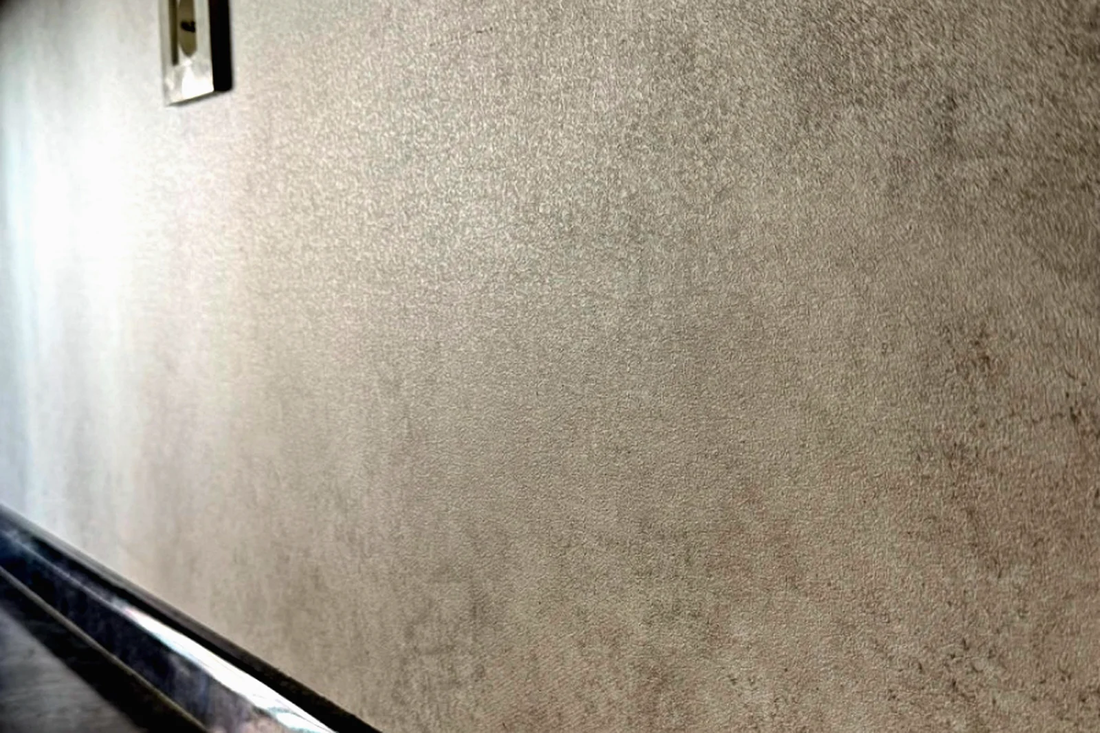 Detalle de un paramento continuo en microcemento
